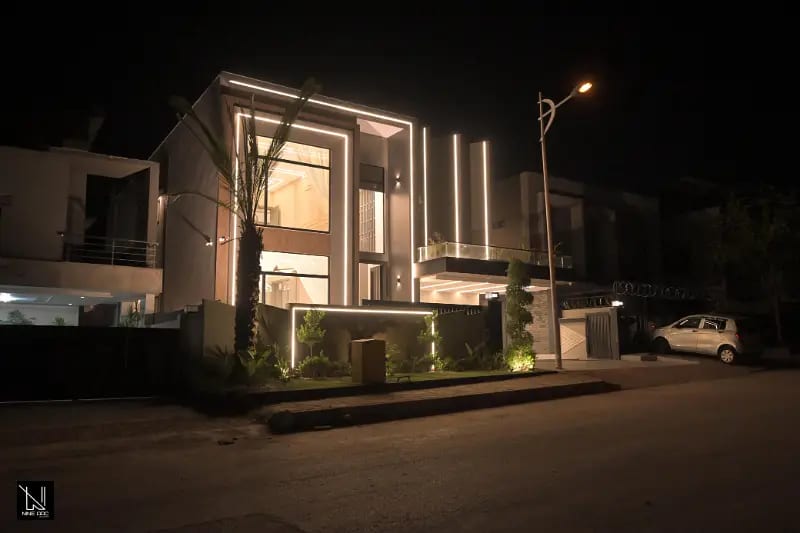 One kanal ultra luxury designer house, perfectly constructed outclass — 1 / 4