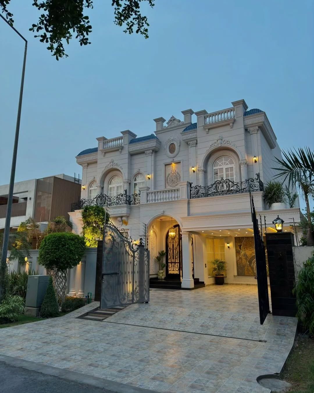 DHA Phase 8 Super Luxury 2000 Yards Mansion For Sale — 1 / 1