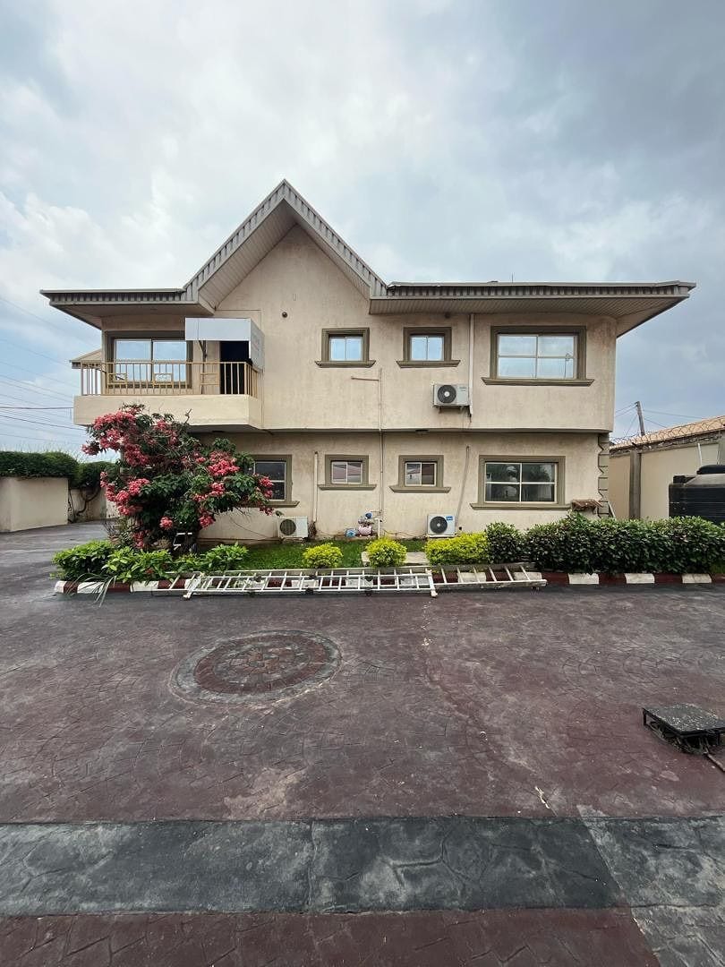 32 Marla Luxury Designer House | 5 Spacious Beds | 25kW Solar | Huge Lawn | Prime Location Bahria Town — 1 / 1