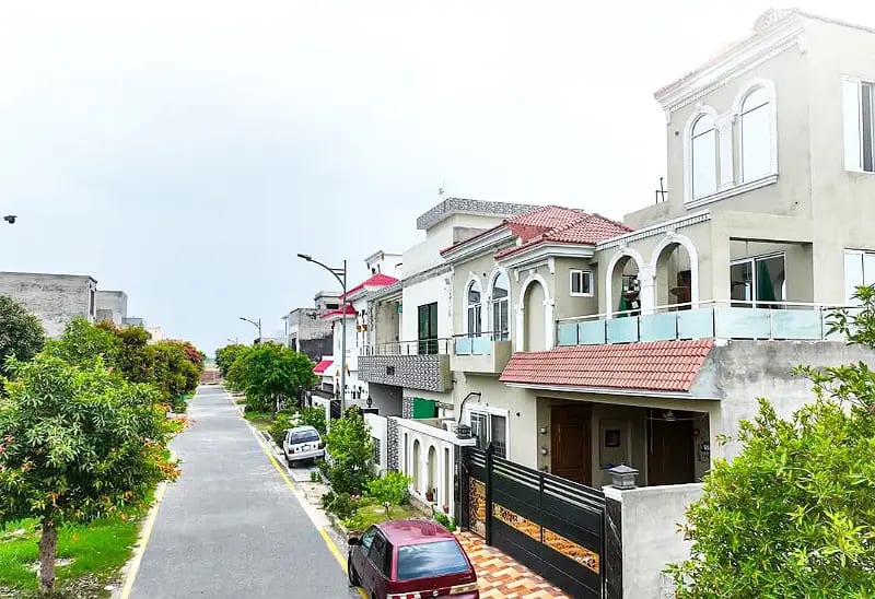 28 Lacs 5 MARLA PLOT ON IDEAL LOCATION WITH ALL DUES PAID AVAILABLE FOR SALE — 1 / 2