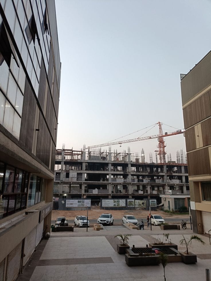 32 MARLA COMMERCIAL PLOT 2 SIDE OPEN WITH 88 FEET FRONT MAIN COLLEGE ROAD LAHORE — 1 / 1