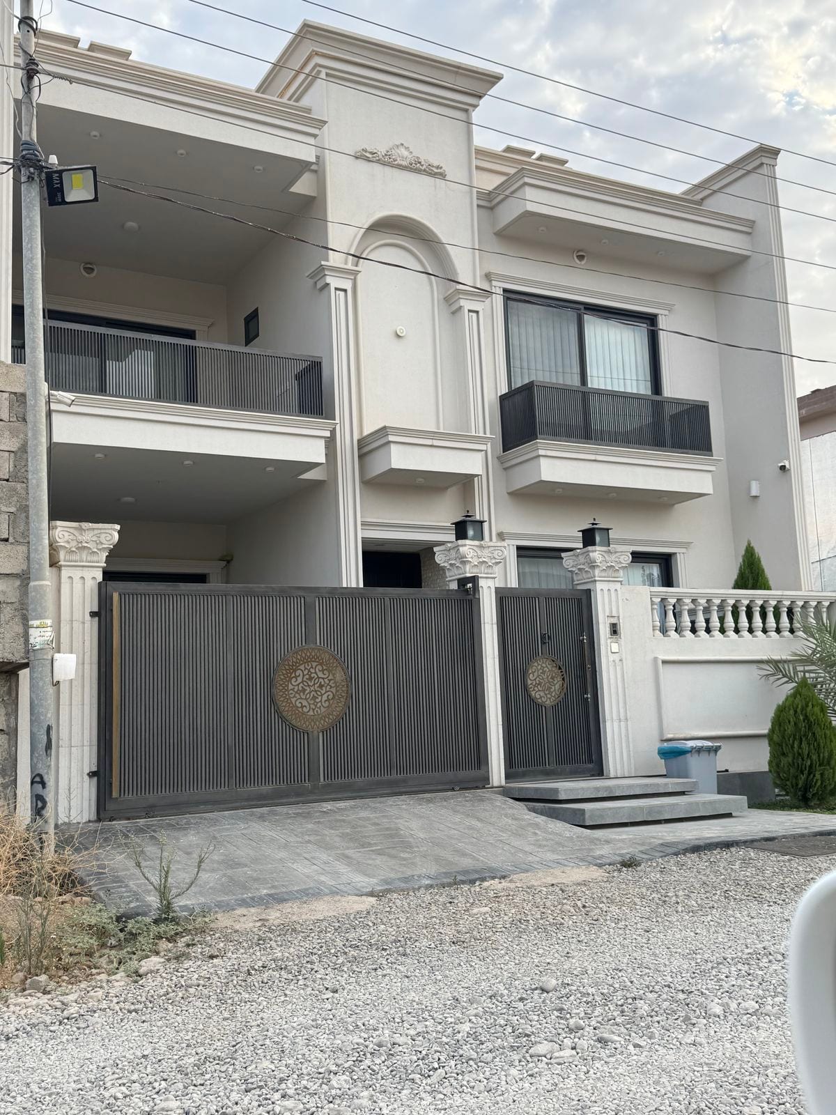 Luxury Designer House with Home Theatre & 15 kVA Solar — 1 / 1