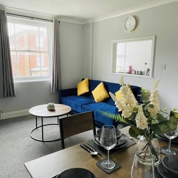 2 bed lunch 1st floor flat available for sell in Apartments — 1 / 1