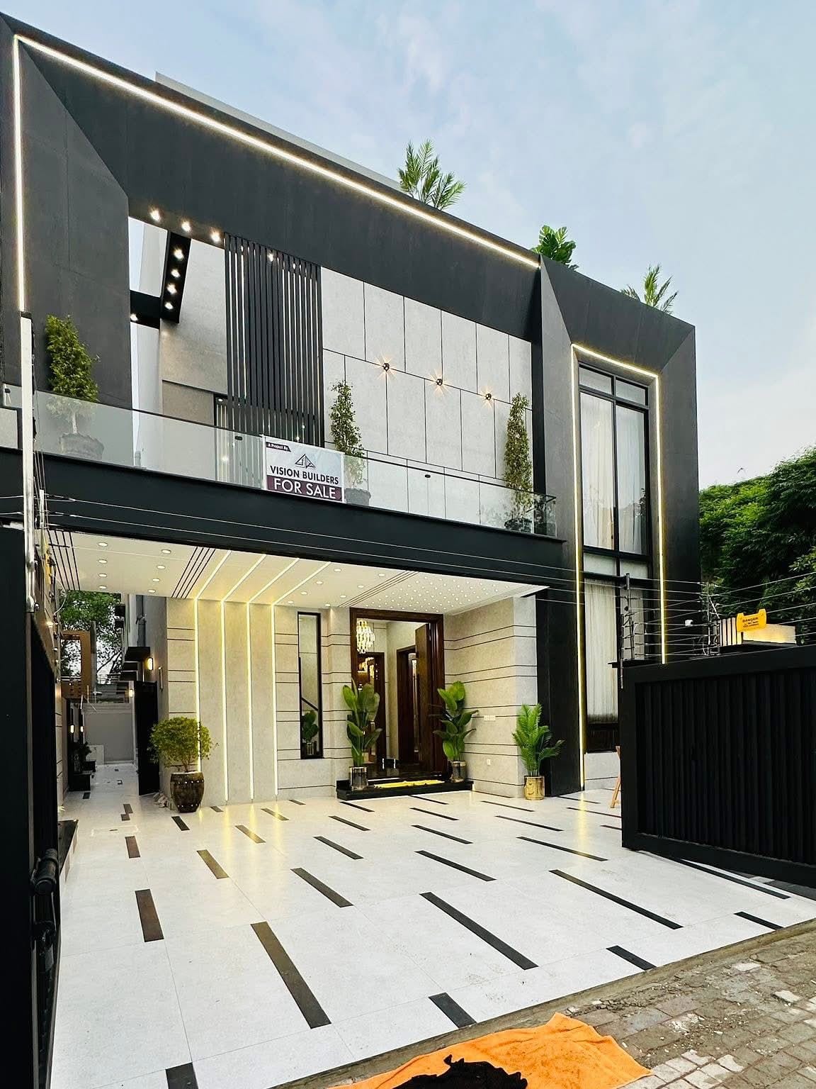 Flat Of 900 Square Feet For Sale In Zamzama Commercial Area — 1 / 1