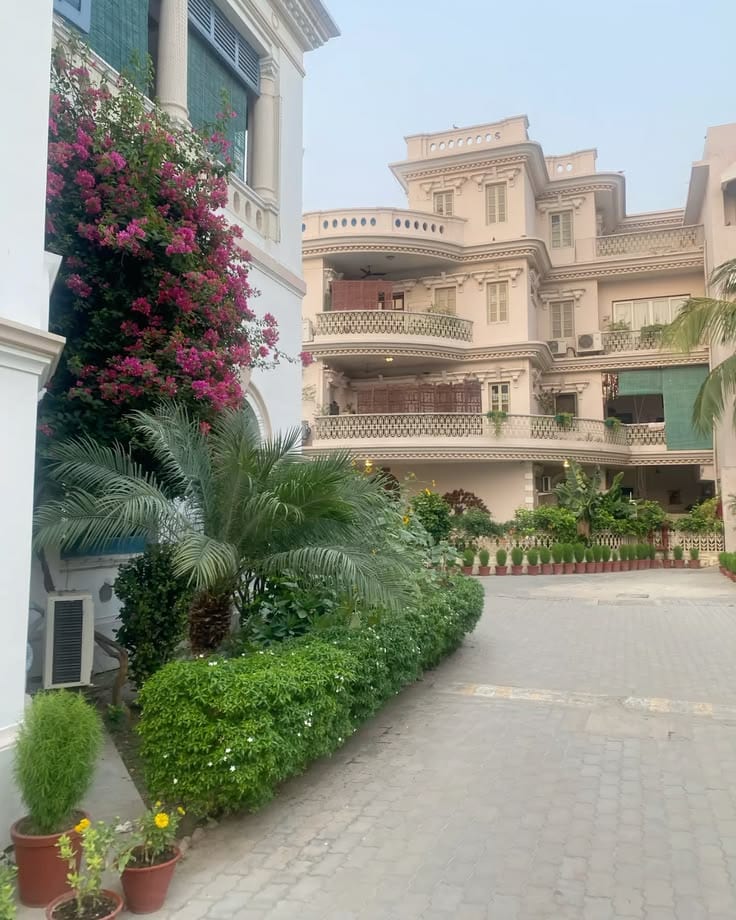 Spacious 28 Marla 7 Bed House With Huge Lawn In Phase 8 — 1 / 1