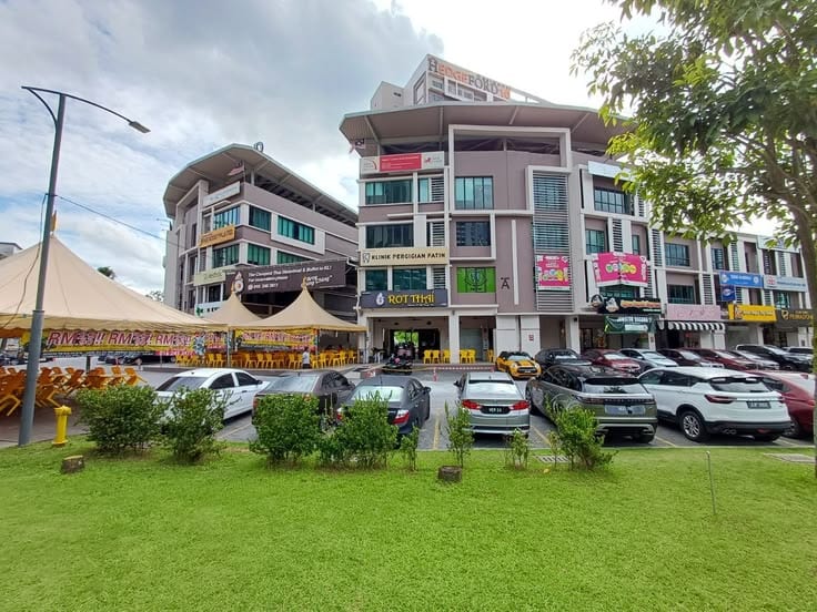 Commercial Shop with 35% Down Payment on Main MM Alam Road | Available on Installments — 1 / 1