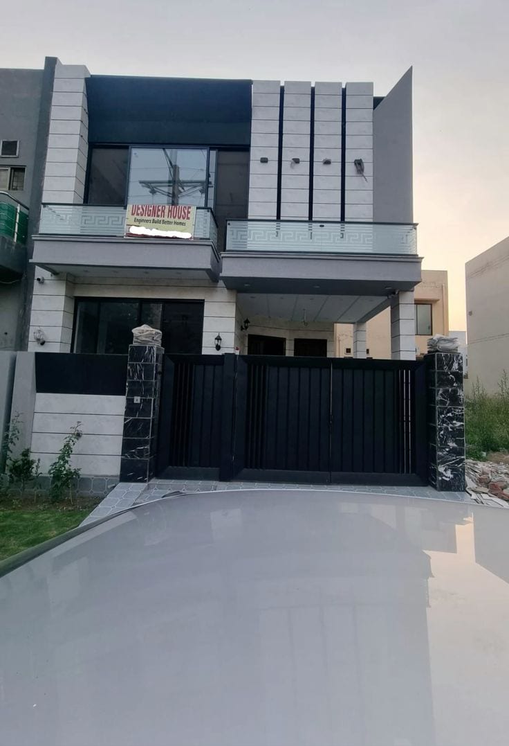 200 Sq Yards 2nd Floor Portion With Roof For Sale — 1 / 1