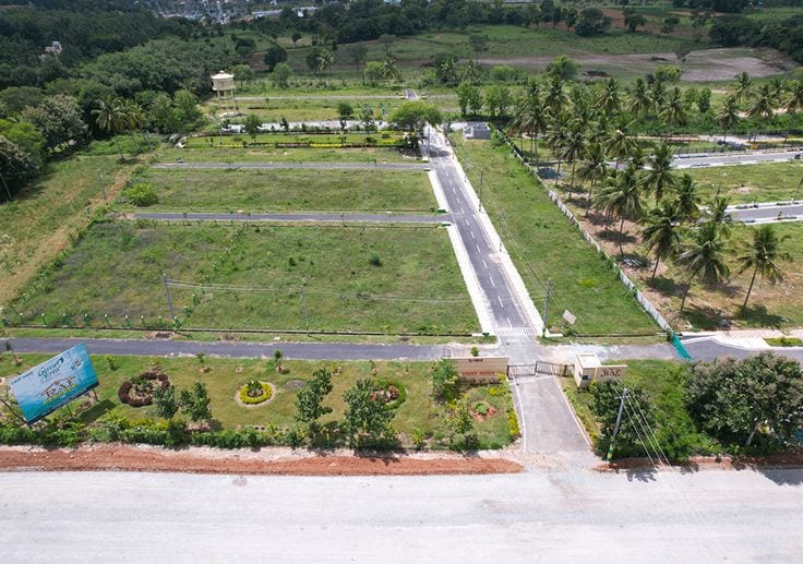 Direct access from 250ft Road 01 Kanal Plot Possession Plot Available On Prime Location Close All Amenities Build Home — 1 / 1