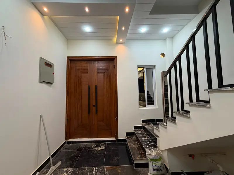 6.30 Crore Brand new ultra modern 120 sq. Yard house sale Gulshan e Iqbal Karachi sindh — 1 / 2