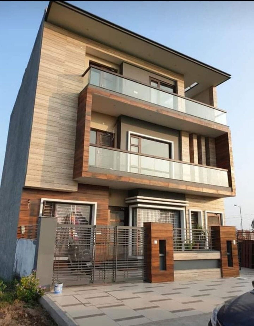 Luxury Designer House With Cinema Room — 1 / 1