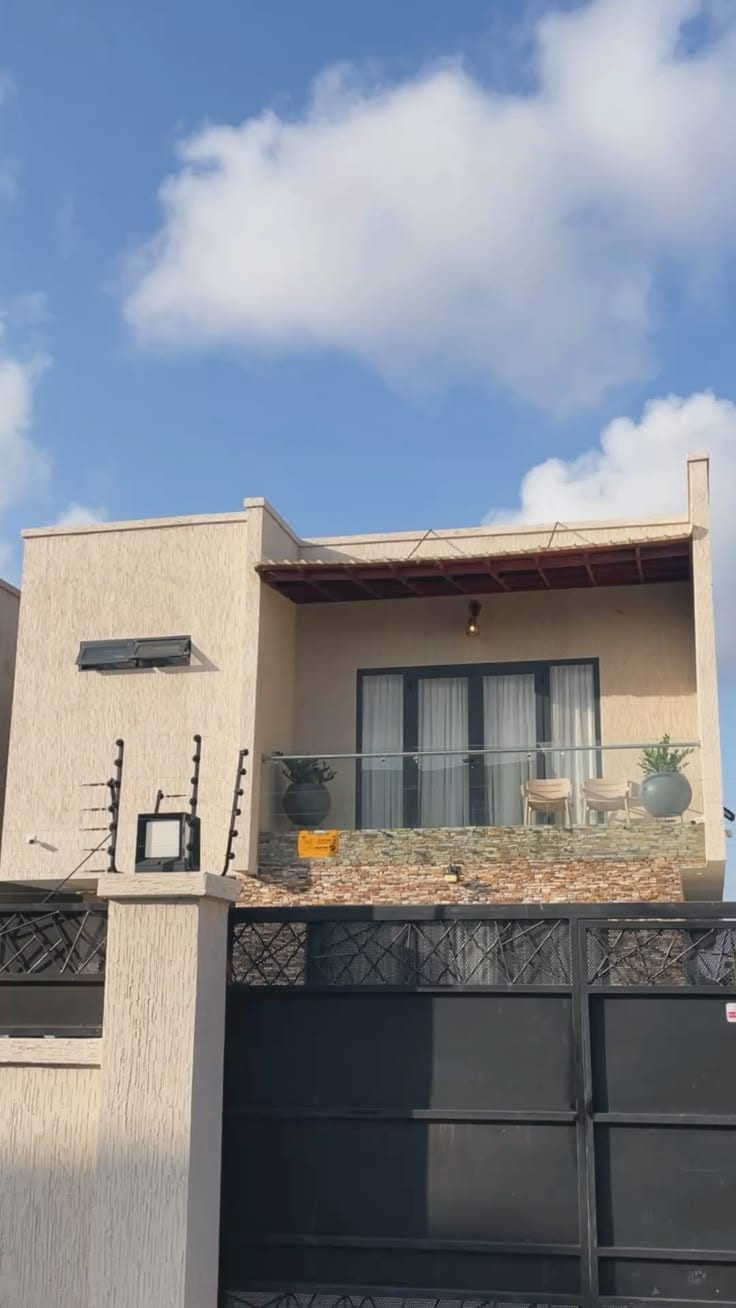 Prime Location Upper Portion With Roof Sized 500 Square Yards — 1 / 1