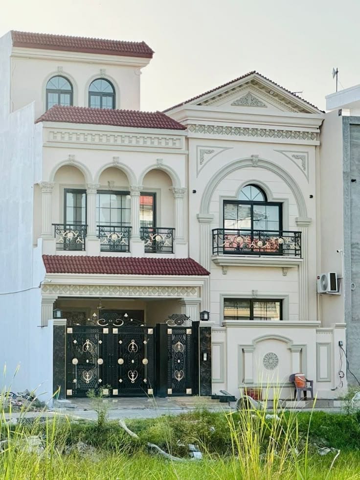 Affordable 1 Kanal Grey Structure House Available for Sale — 1 / 1
