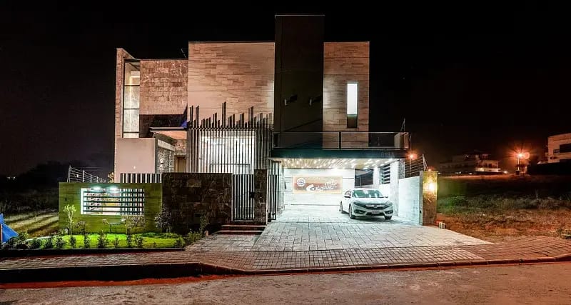 Bahria Town Phase 8, 1.5 Kanal Furnished Designer A Plus Construction — 1 / 1
