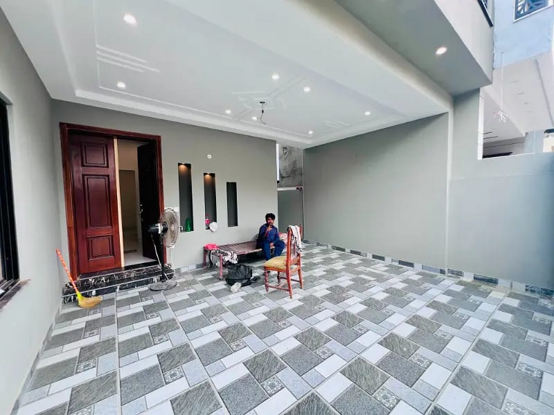 2.90 Crore 10 Marla brand new luxury house for sale in LDA avenue one — 1 / 2