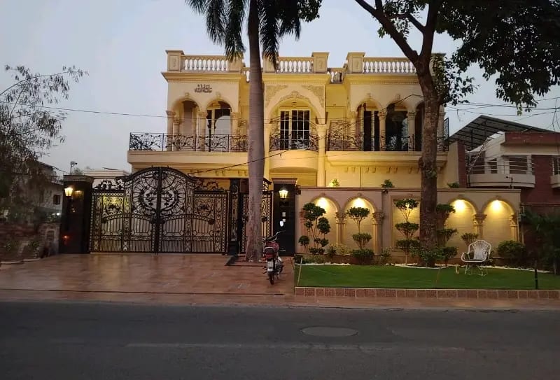 Prime Location Model Town 1 Kanal House Up For sale — 1 / 1