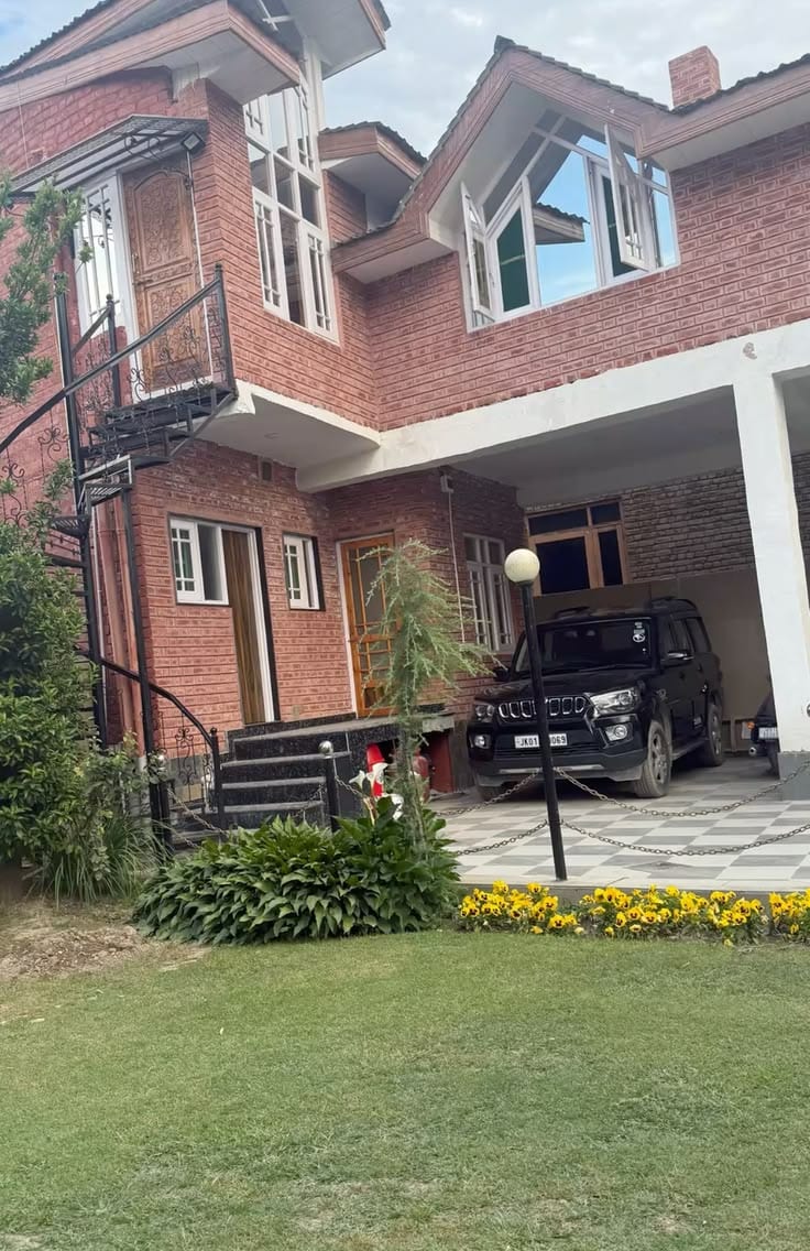Luxury 12 Kanal Farmhouse For Sale Bani Gala, Islamabad — 1 / 1