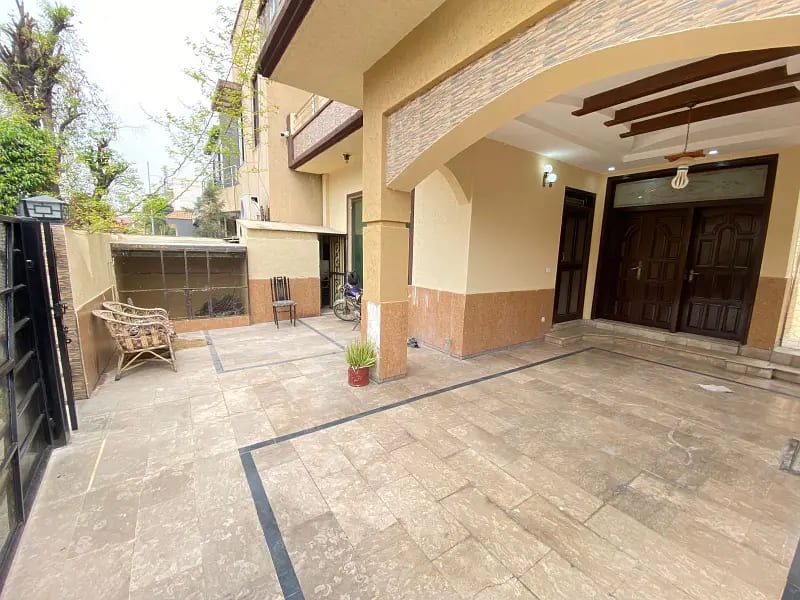 Marla Tripple Storey Used House Is Available — 1 / 2