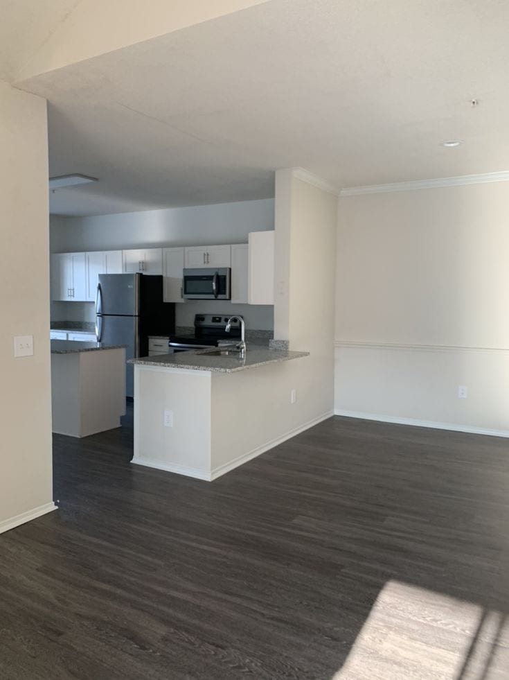 3 Bed Dining Semi Furnished Leased Flat Bank Loan Apllicable — 1 / 1