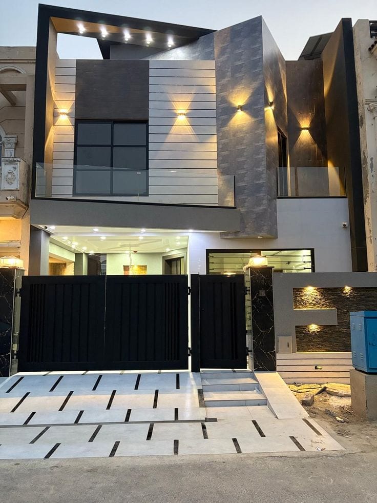 Ideal Prime Location House Is Available For Sale In Gulberg — 1 / 1