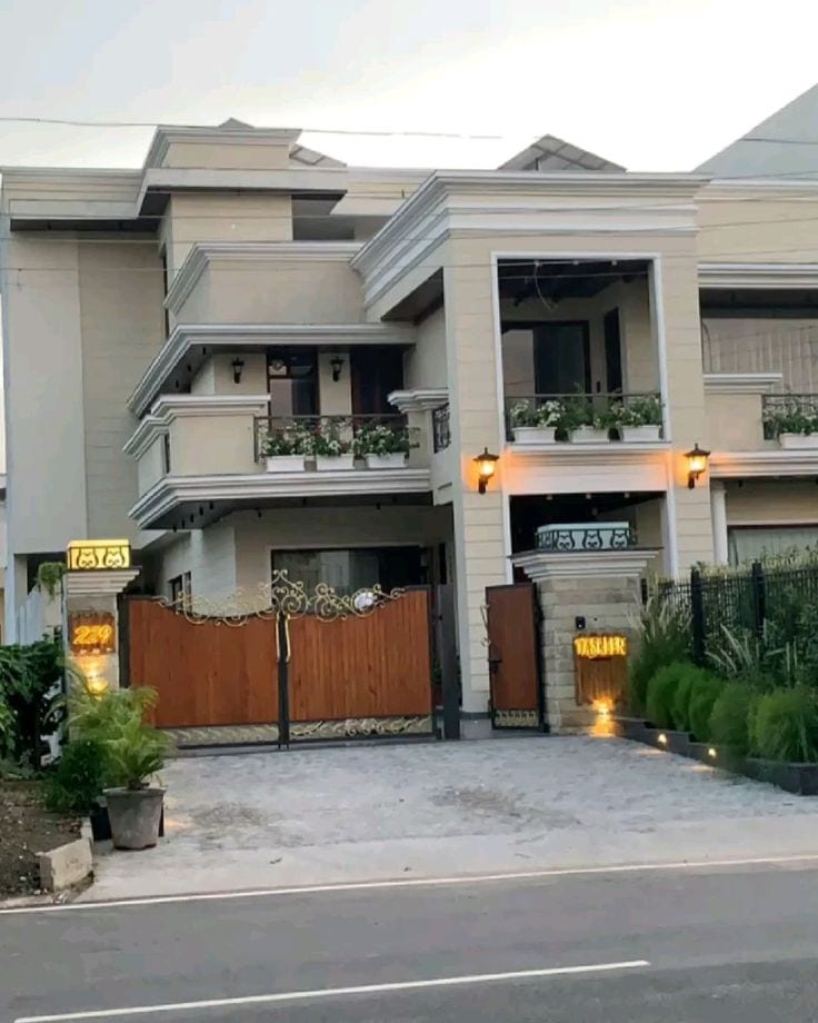 1 Kanal Designer House at Ideal Location — 1 / 1