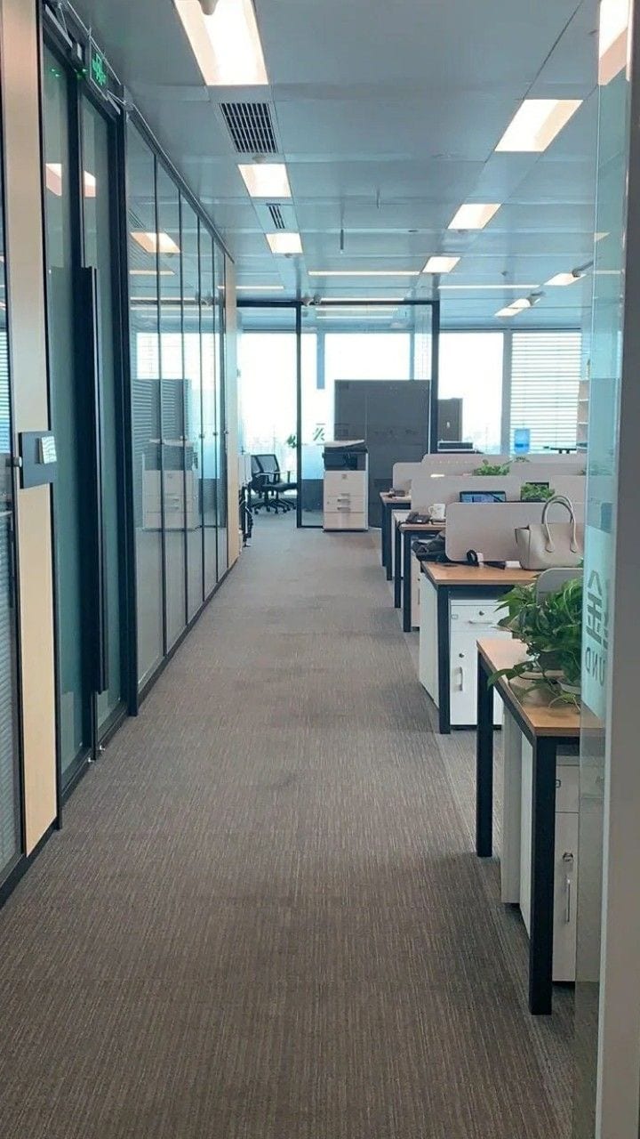 379 Sqft Office For Sale Main Boulevard Gulberg. — 1 / 1