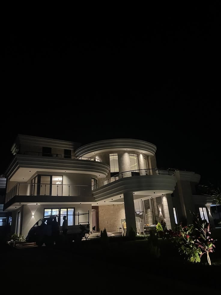 Bungalow With Pool Semi Furnished Available For Sale — 1 / 1