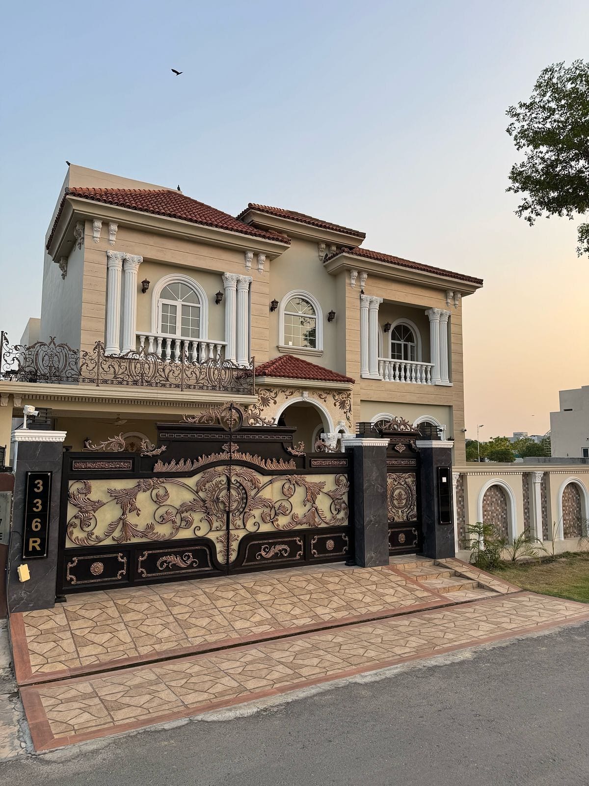 Big Luxury Royal House Available For Sale On Prime Location — 1 / 1