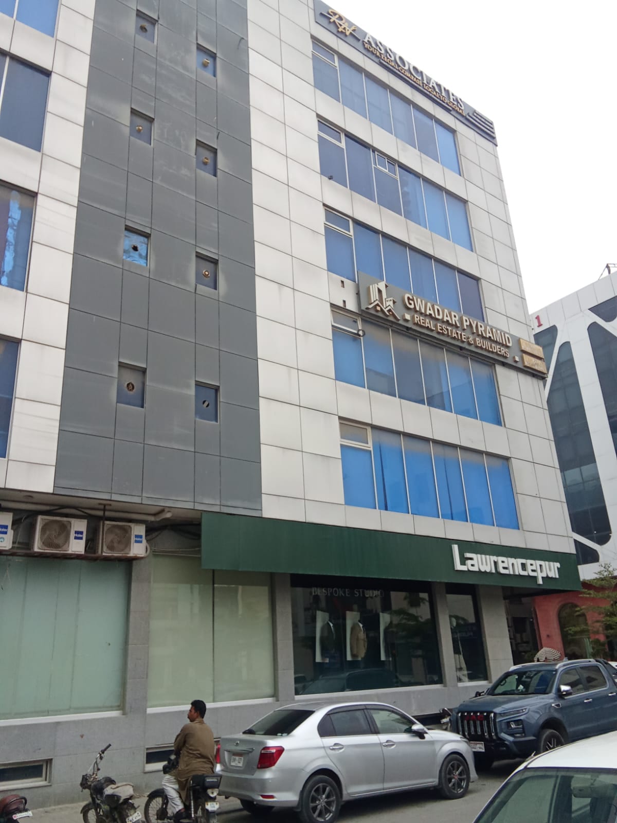 OFFICE FOR RENT IN BUKHARI COMMERCIAL — 1 / 5