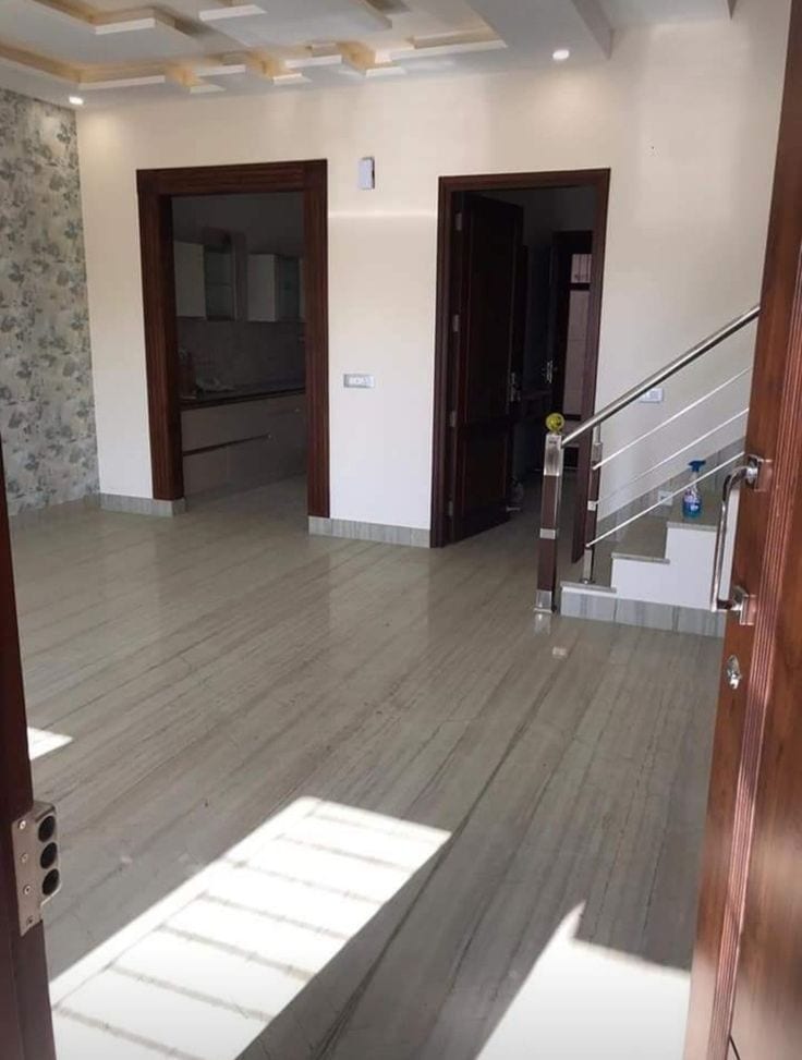 4 BEDROOMS DRAWING FIRST FLOOR PORTION FOR SALE — 1 / 1