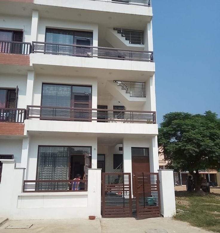 Flat For sale In Beautiful HMR Waterfront — 1 / 1