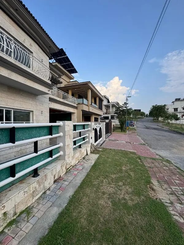 11 Marla House Available For Sale In DHA 3 Sector B — 1 / 1