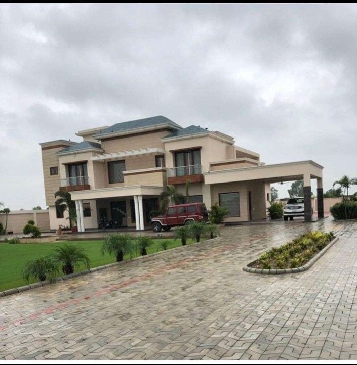 E Block 5 Kanal Fully Furnished Corner Farmhouse For Sale — 1 / 1